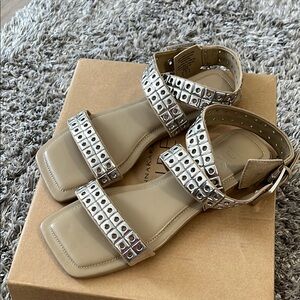 DKNY GLADIATOR SANDAL - LIKE NEW